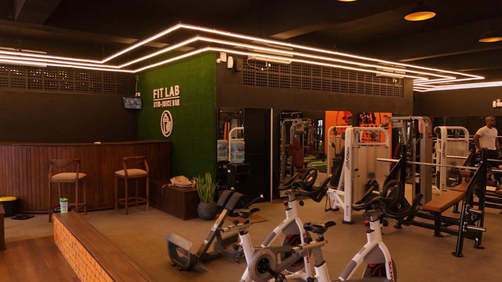 MAX HILL gym juice bar and recovery area