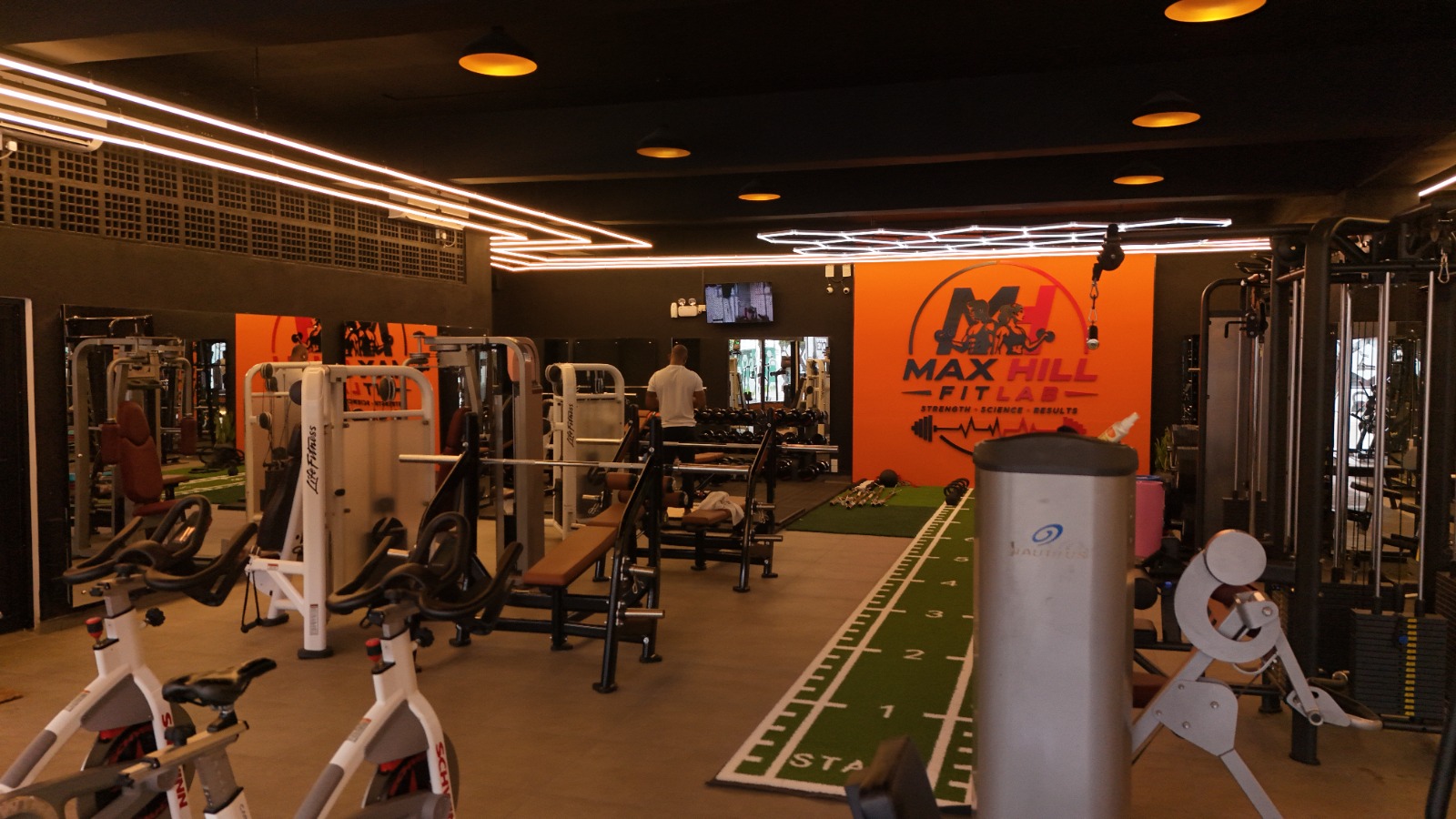 MAX HILL Fit Lab weights and machines